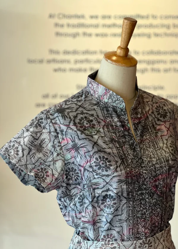 Ayu Set 17 (Minah Top + Ayu Lady Batik Midi Wavy Skirt)